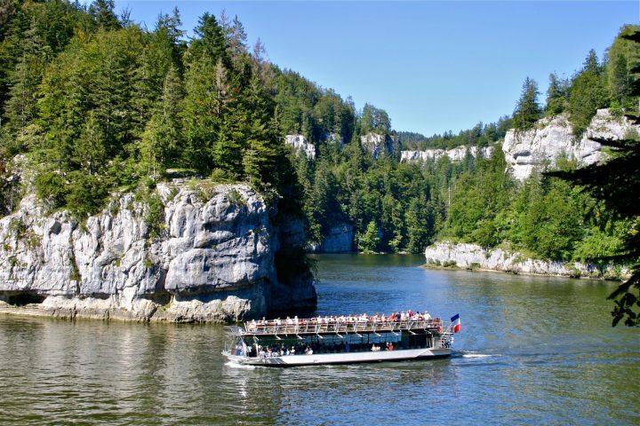 rocher echo Doubs France rivière bateau vedettes nature
